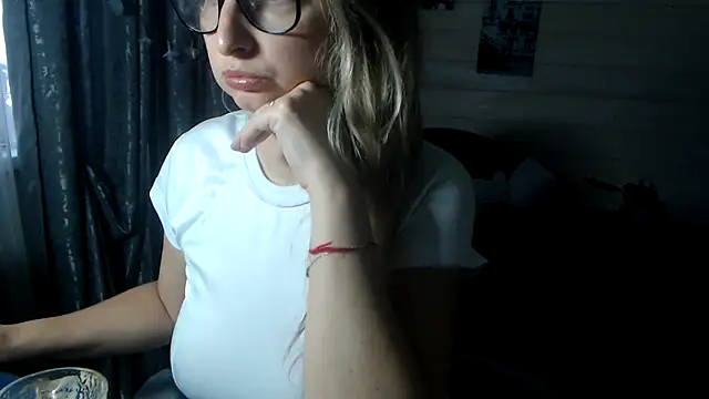 Snapshot of RubiLakros chatting on November 3, 2025, 10:49 am RubiLakros online show from November 3, 2025, 10:49 am