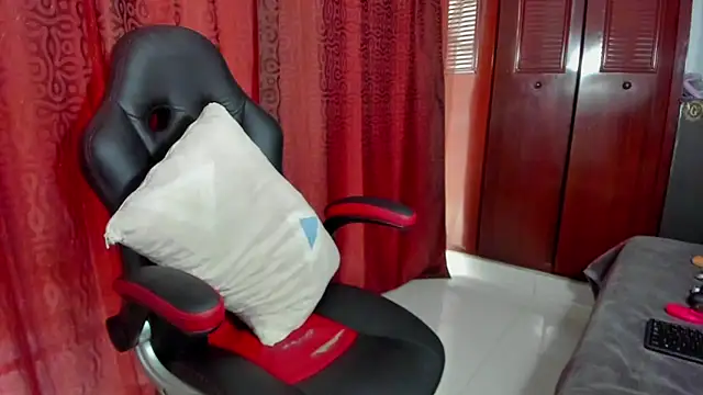 Snapshot of LUISSA_ chatting on January 31, 2025, 12:18 pm LUISSA online show from January 31, 2025, 12:18 pm