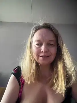 Snapshot of Susanel chatting on December 22, 2024, 10:38 am Susanel online show from December 22, 2024, 10:38 am
