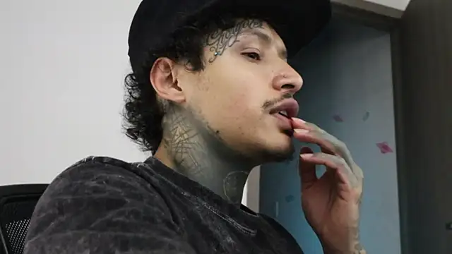 Snapshot of trieone chatting on October 13, 2025, 9:37 pm trieone online show from October 13, 2025, 9:37 pm