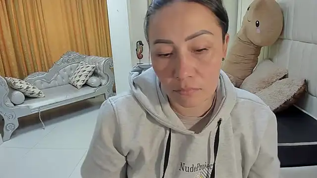 Snapshot of gaby_trent chatting on February 18, 2026, 1:40 pm gaby trent online show from February 18, 2026, 1:40 pm