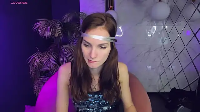 Snapshot of MirandaGlow chatting on December 5, 2024, 8:55 am MirandaGlow online show from December 5, 2024, 8:55 am