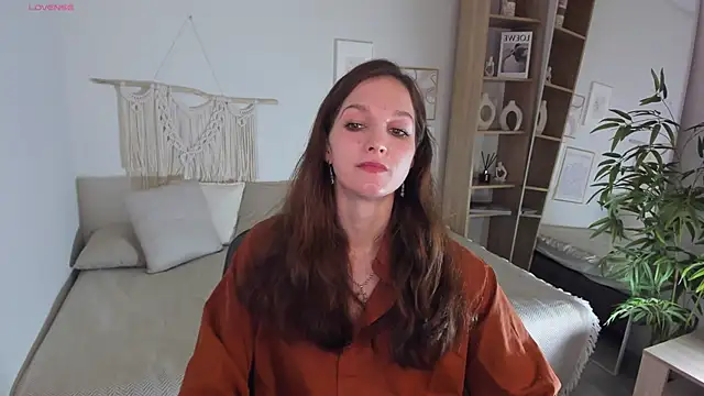 Snapshot of MirandaGlow chatting on January 6, 2026, 5:44 am MirandaGlow online show from January 6, 2026, 5:44 am