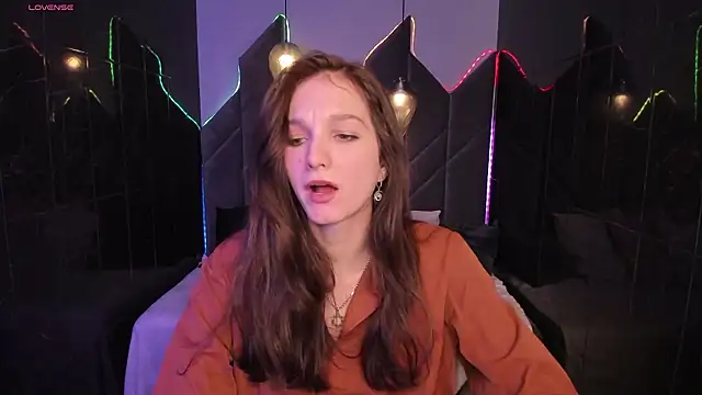 Snapshot of MirandaGlow chatting on January 18, 2026, 5:44 am MirandaGlow online show from January 18, 2026, 5:44 am