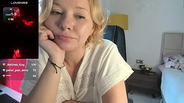 Snapshot of Colette__1977 chatting on March 13, 2025, 9:32 am Colette 1977 online show from March 13, 2025, 9:32 am