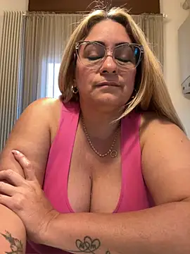 Snapshot of x_elena_x chatting on February 10, 2025, 8:42 am x elena x online show from February 10, 2025, 8:42 am