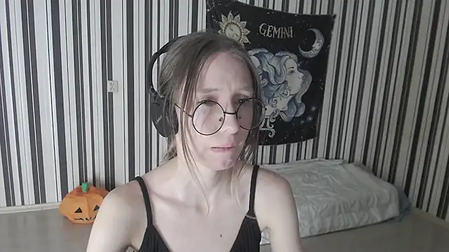 Snapshot of _Hanna_Moon_ chatting on November 17, 2025, 6:46 pm Hanna Moon online show from November 17, 2025, 6:46 pm