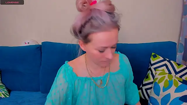 EllenMoore online show from October 22, 2025, 4:24 am