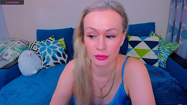 EllenMoore online show from November 11, 2025, 3:06 am