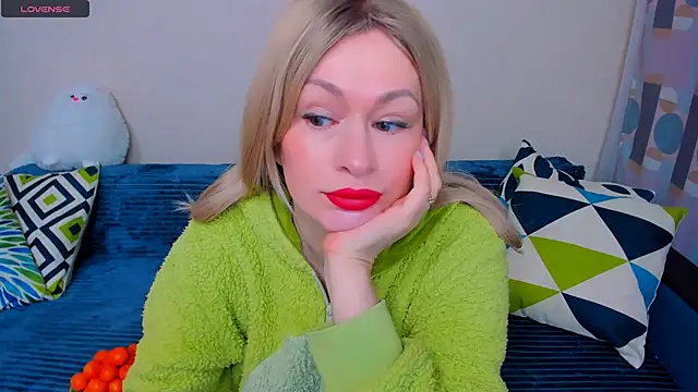 Snapshot of EllenMoore chatting on March 7, 2026, 3:03 am EllenMoore online show from March 7, 2026, 3:03 am