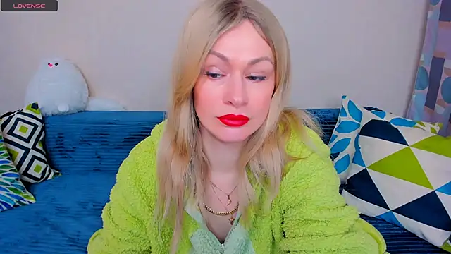 Snapshot of EllenMoore chatting on March 17, 2026, 3:22 am EllenMoore online show from March 17, 2026, 3:22 am
