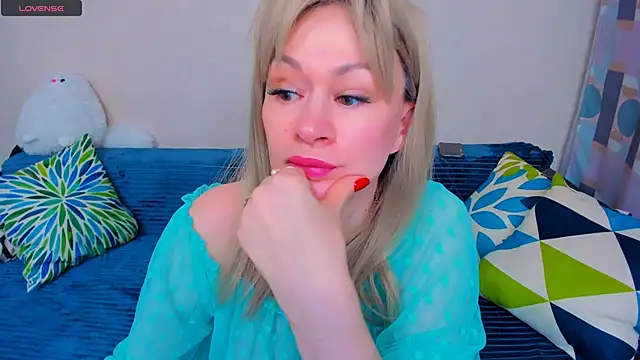 Snapshot of EllenMoore chatting on March 24, 2026, 3:33 am EllenMoore online show from March 24, 2026, 3:33 am