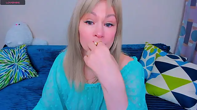 Snapshot of EllenMoore chatting on March 25, 2026, 3:12 am EllenMoore online show from March 25, 2026, 3:12 am