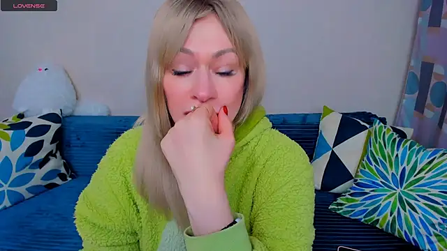Snapshot of EllenMoore chatting on April 1, 2026, 3:07 am EllenMoore online show from April 1, 2026, 3:07 am