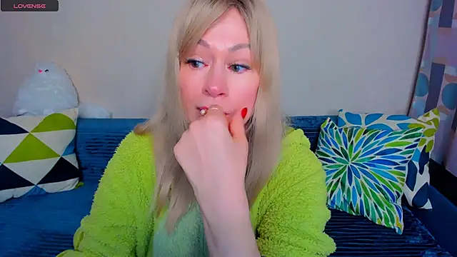 Snapshot of EllenMoore chatting on April 5, 2026, 3:04 am EllenMoore online show from April 5, 2026, 3:04 am