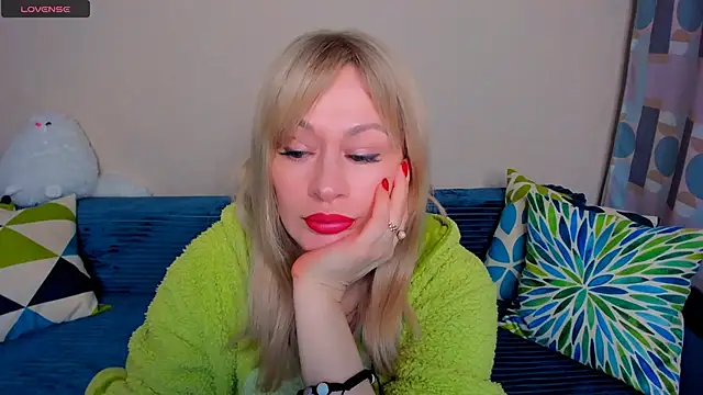 Snapshot of EllenMoore chatting on April 11, 2026, 3:11 am EllenMoore online show from April 11, 2026, 3:11 am