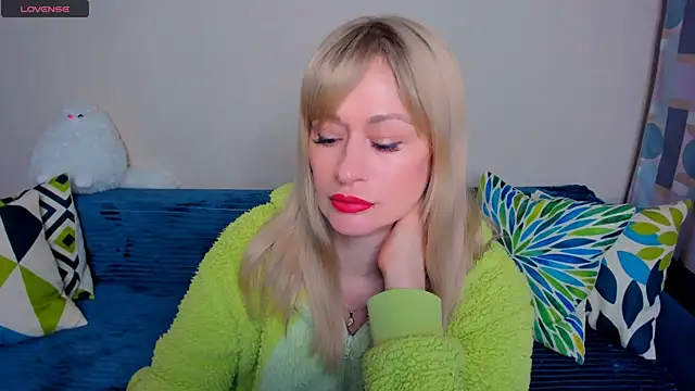Snapshot of EllenMoore chatting on April 13, 2026, 3:12 am EllenMoore online show from April 13, 2026, 3:12 am