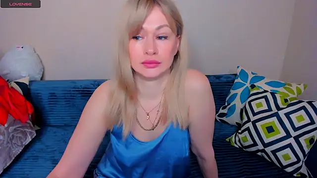 Snapshot of EllenMoore chatting on April 14, 2026, 3:45 am EllenMoore online show from April 14, 2026, 3:45 am