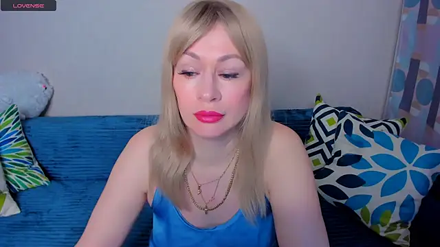 Snapshot of EllenMoore chatting on April 15, 2026, 3:13 am EllenMoore online show from April 15, 2026, 3:13 am