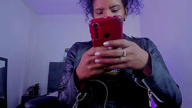 Ellie Alves online show from November 10, 2025, 1:43 pm