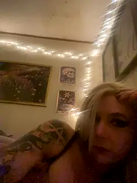 Snapshot of Heavenleigh33 chatting on December 3, 2025, 8:45 am Heavenleigh33 online show from December 3, 2025, 8:45 am