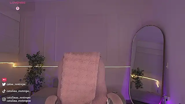 CATALINA RESTREPO online show from December 14, 2025, 1:11 am