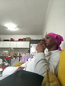 Bootyliciouse21X online show from May 6, 2026, 12:10 pm