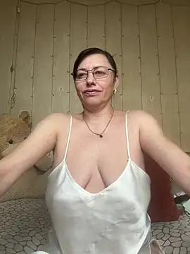Amberhotqueen online show from April 10, 2026, 10:42 am