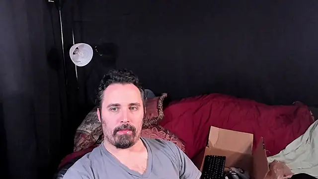 Snapshot of Metalstud chatting on November 27, 2025, 2:57 am Metalstud online show from November 27, 2025, 2:57 am