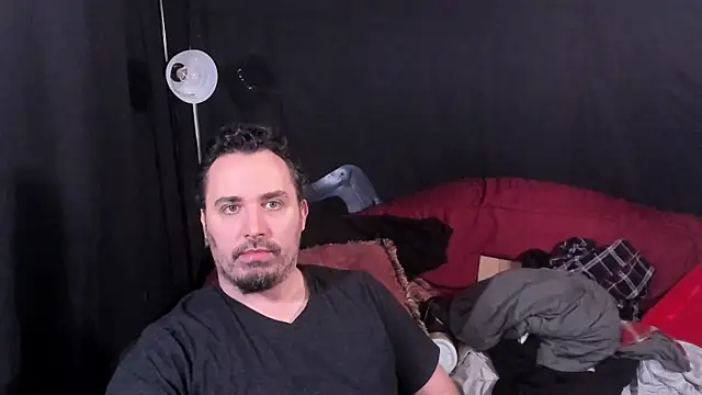 Snapshot of Metalstud chatting on December 13, 2025, 8:25 pm Metalstud online show from December 13, 2025, 8:25 pm