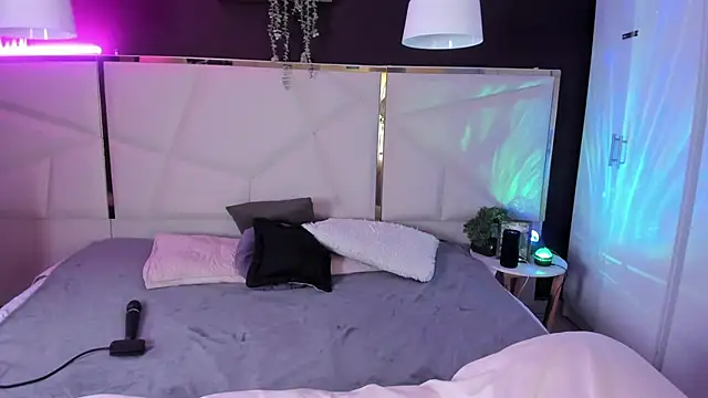 Inndrahot online show from December 2, 2025, 3:45 am