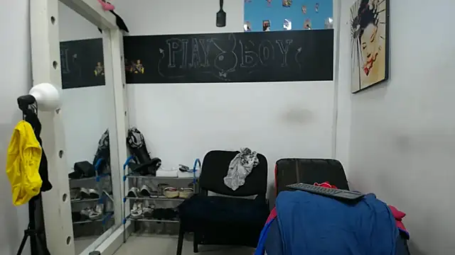 Snapshot of Meloncillo_And_BabyLiss chatting on February 19, 2025, 5:27 pm Meloncillo And BabyLiss online show from February 19, 2025, 5:27 pm