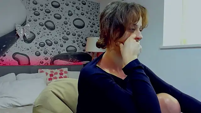 Snapshot of AlmaFancy chatting on April 24, 2026, 5:32 am AlmaFancy online show from April 24, 2026, 5:32 am