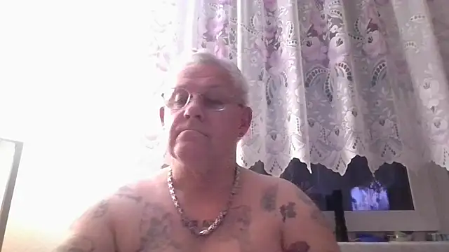 Snapshot of smaili1513 chatting on September 16, 2025, 4:02 am smaili1513 online show from September 16, 2025, 4:02 am