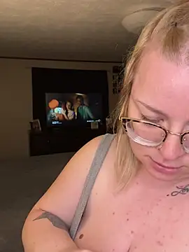 Snapshot of Blondiee_x chatting on December 8, 2024, 12:51 am Blondiee x online show from December 8, 2024, 12:51 am