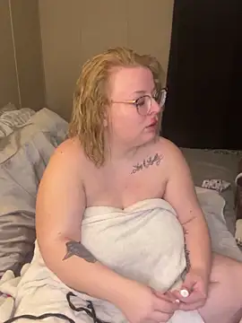 Snapshot of Blondiee_x chatting on December 22, 2024, 2:17 am Blondiee x online show from December 22, 2024, 2:17 am
