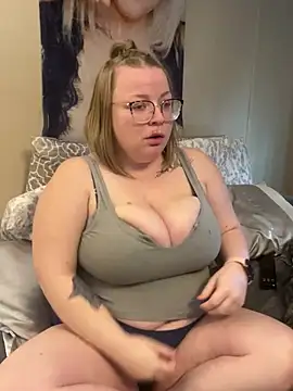 Snapshot of Blondiee_x chatting on January 28, 2025, 9:40 pm Blondiee x online show from January 28, 2025, 9:40 pm