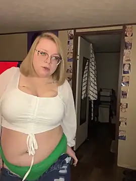 Snapshot of Blondiee_x chatting on February 16, 2025, 2:31 am Blondiee x online show from February 16, 2025, 2:31 am