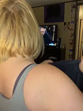Snapshot of Blondiee_x chatting on February 27, 2025, 1:38 am Blondiee x online show from February 27, 2025, 1:38 am