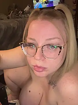 Snapshot of Blondiee_x chatting on February 28, 2025, 7:03 pm Blondiee x online show from February 28, 2025, 7:03 pm