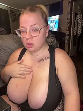 Snapshot of Blondiee_x chatting on September 10, 2025, 5:57 pm Blondiee x online show from September 10, 2025, 5:57 pm