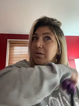 LittleMissEeve online show from November 18, 2025, 4:11 pm