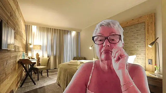 GrannyChrissy68 online show from February 1, 2026, 3:32 pm