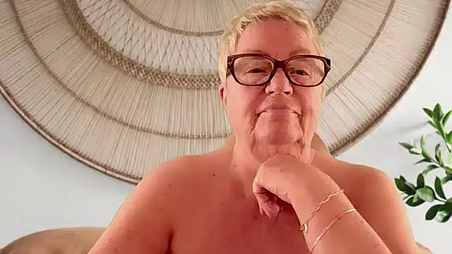 GrannyChrissy68 online show from April 15, 2026, 9:37 pm