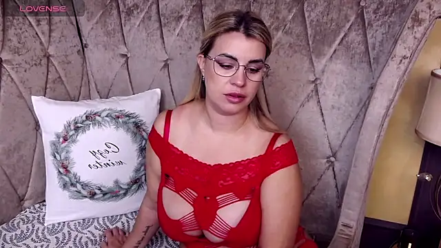 Snapshot of BustyGizelle chatting on November 10, 2025, 6:45 am BustyGizelle online show from November 10, 2025, 6:45 am