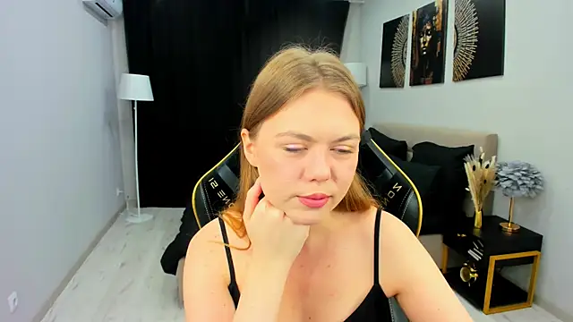 Strawberrye online show from November 11, 2025, 3:39 am