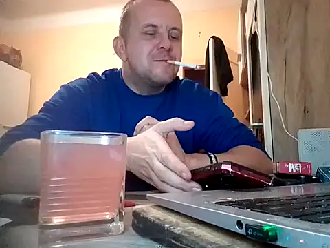 Snapshot of MrWhitePL chatting on December 8, 2024, 5:44 pm MrWhitePL online show from December 8, 2024, 5:44 pm