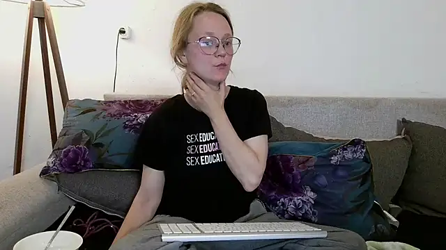 little-leni online show from April 10, 2026, 8:35 pm