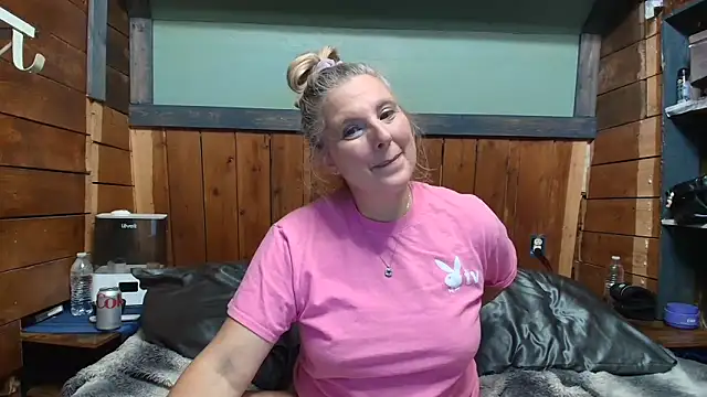 lisaxlovexxx online show from May 17, 2026, 2:42 am