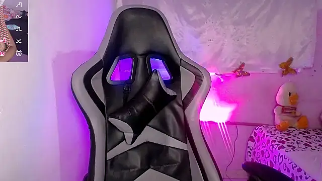 ninatiny online show from September 13, 2025, 11:21 am